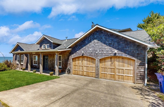Bella Beach home with ocean view, gas fireplace, beach access & private hot tub