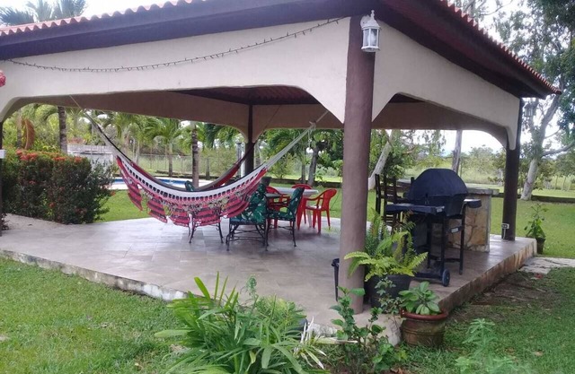 Bella casa con piscina, con un terreno de 2000 m2, Todo el perímetro es cercado.