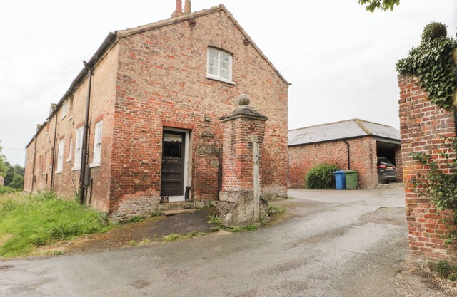 BELLA'S COTTAGE, pet friendly, with pool in Great Driffield