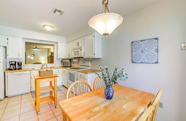 Bella Vista Townhome w/Deck Near Back 40 Trail!
