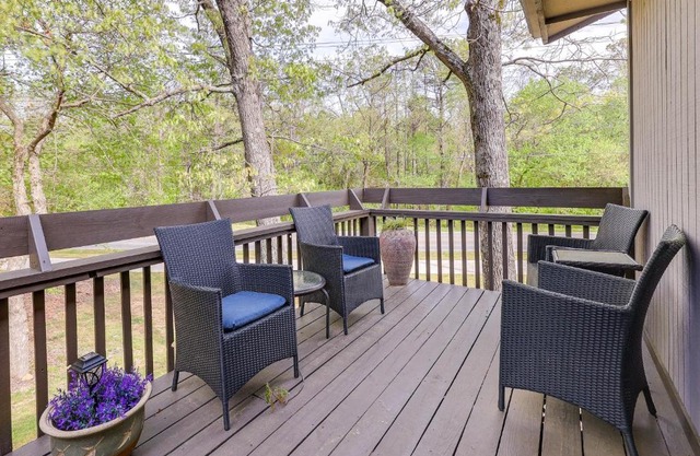 Bella Vista Townhome with Deck Near Back 40 Trails!