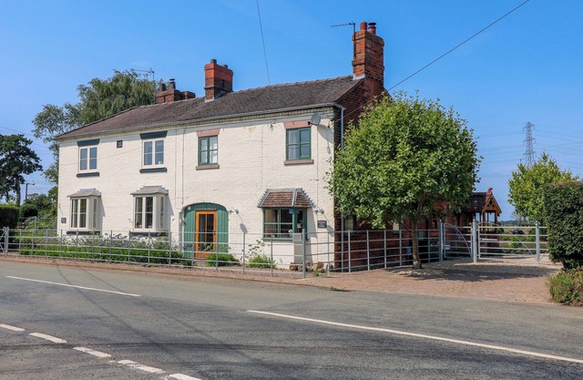 BELLAMOUR END COTTAGE, family friendly, with open fire in Rugeley
