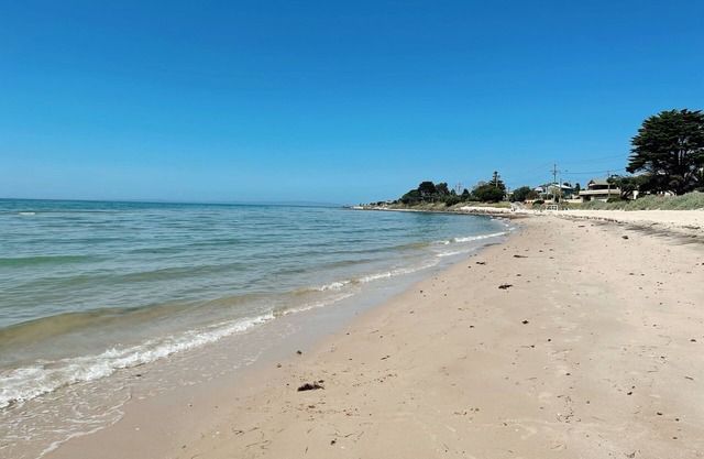 Bellarine Beach shack on the Esplanade in Portarlington, beach and city views.