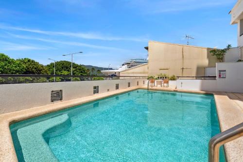 Belle Escapes 702 CBD Apartment with Elevated City and Water Views