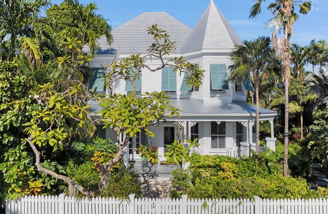 BELLE MAISON ~ 5 BR/3 Ba Home w/Pool/Spa in The Meadows!
