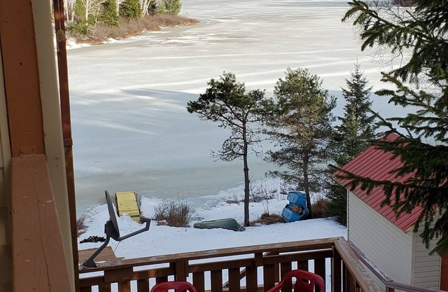 Belle Maison Antique et Rustique à Bord de la Rivière Pour la Pêche et Bateau
