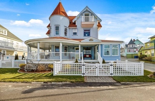 BELLE of the BEACH: 30 feet to gorgeous PRIVATE BEACHFRONT home SLEEPS up to 13