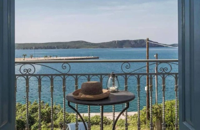 Belle Villa de Vacances au Cœur du Village de Pylos