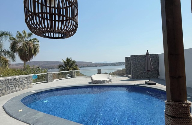 Belle Vue" house, with a spectacular view of the Tequesquitengo Lake.