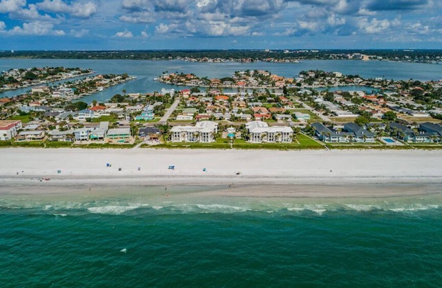Belleair Beach Beauty! Very Quiet Complex with Pool! 30 Day Minimum Stay.