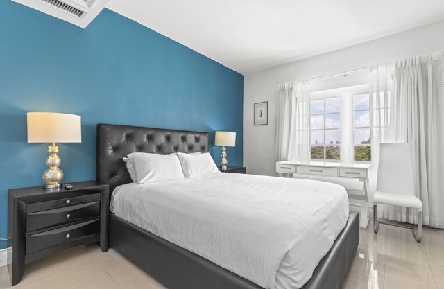 Belleza South Beach Queen Studio (Sleeps 2)