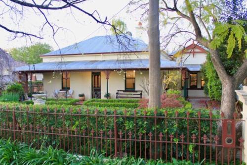 Bellisle - 1880's period home in Central Albury