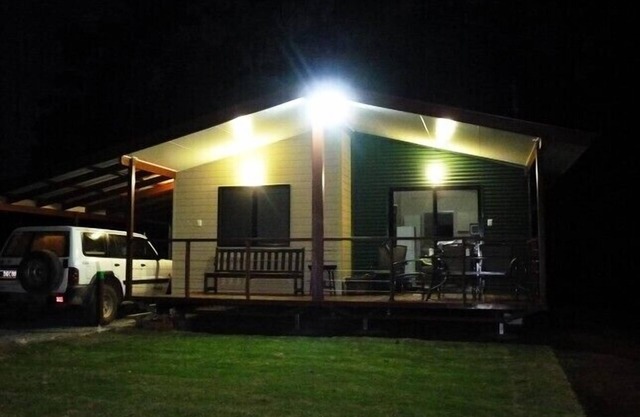 Bellthorpe Stays- Bowerbird Cabin: nature-based accommodation. Pooches permitted