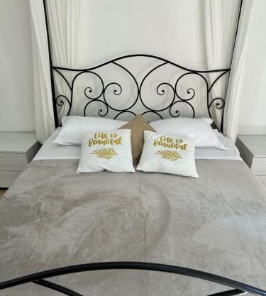 Bellucci cottage family house