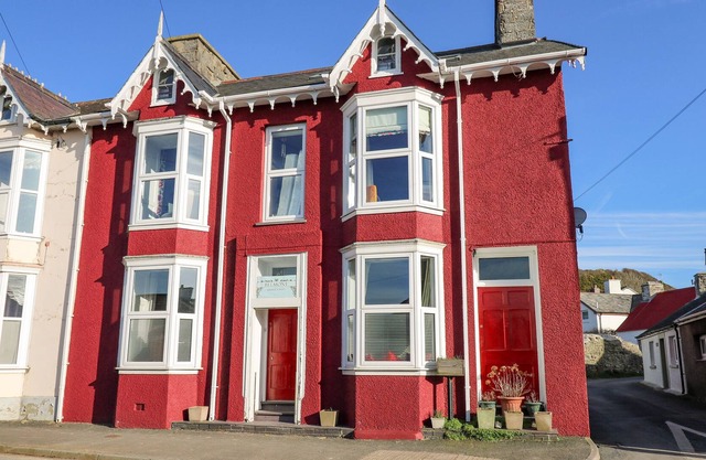 BELMONT, pet friendly, with a garden in Llanon