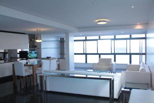 Belo apartamento de cobertura de frente para o mar