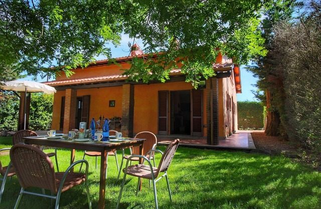 Belvilla by OYO Attractive mansion with pool