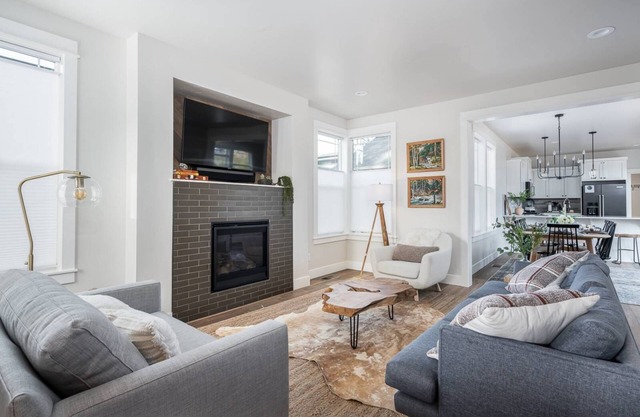 Bend Adventure Awaits! Close to Trails, Shops & Dining includes ADU unit Sleeps 10