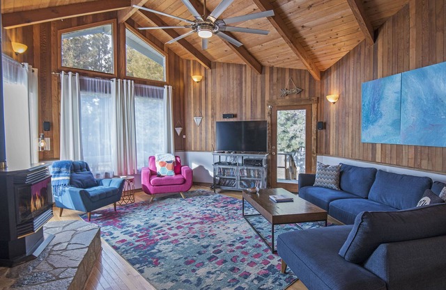 Bend Basecamp-Meredith Lodging - Quality Updates, Hot Tub, Large Fenced Yard!