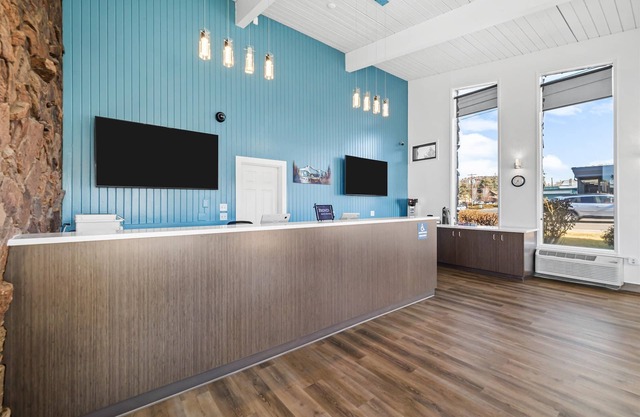 Bend Inn & Suites