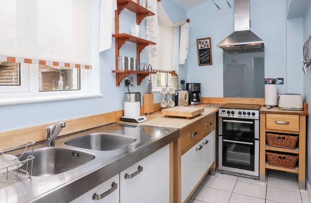 BENS ROW COTTAGE, family friendly, with open fire in Backbarrow