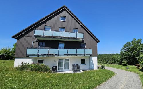 Bergidylle- Saniert und Hochwertig mit Massivholzmöbeln, Sonnenterrasse in der Natur, fußgängig ins Zentrum