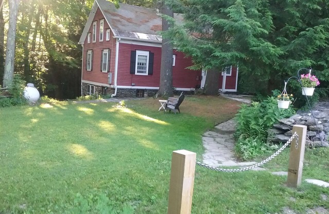 Berkshire Gorge House, 15 minutes to Williamstown, 15 minutes to Jiminy Peak.