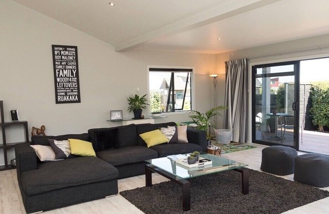 BERMUDA BEAUTY - ONE TREE POINT HOLIDAY HOME in Whangarei District