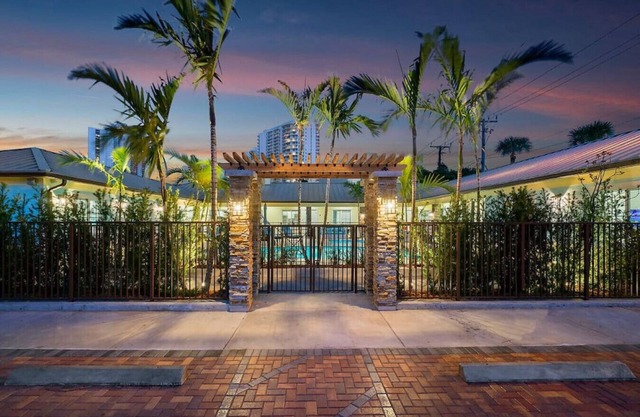 Bermuda Bungalows #1 🌴🏄‍♀️Quick Walk to Public Beach 🏊🩴Pool/Spa On-Site 🏖️🌅Downtown Singer Island 🌊😎Walk to Restuarants, Bars, Shops 🐬🌞Free On-Site Parking!