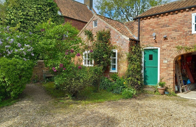 BERRY BARN, pet friendly, with a garden in Mablethorpe