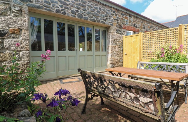 BERT'S BARN, pet friendly, character holiday cottage in Mullion