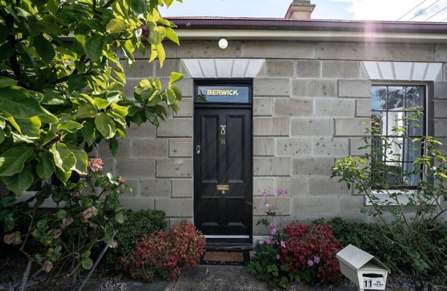 Berwick Cottage and Studio Historic Battery Point