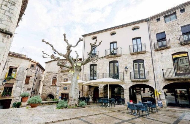 Besalu 2-1 New stylish apt on Plaça Llibertat