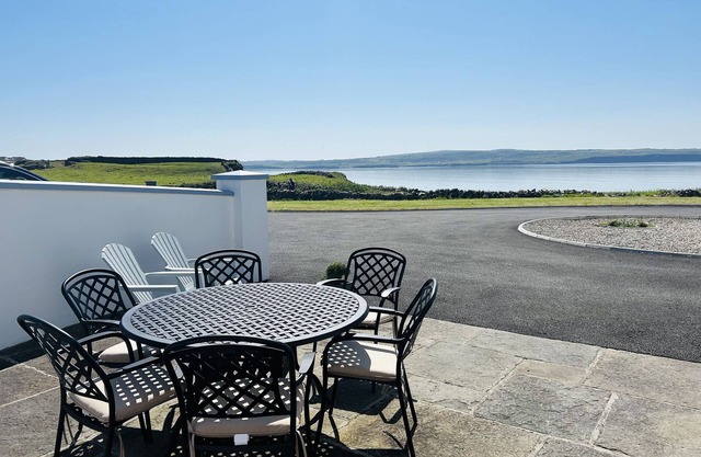 Beside the sea with spectacular ocean views! Minutes from Cliffs of Moher