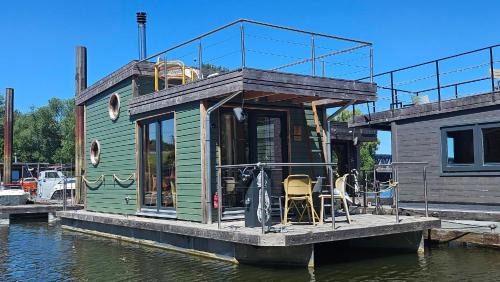 Besonderer Urlaub auf Hausboot TYSTNADEN