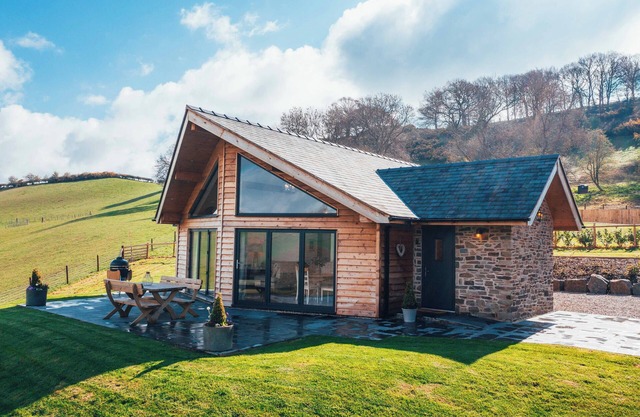 Bespoke countryside retreat sleeping 4. Pet friendly with a hot tub and BBQ.