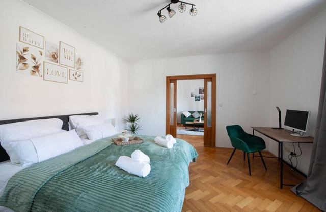BeSSa Homes 6 Personen 2 Schlafzimmer, 3 King Size, Betten, Balkon, Küche