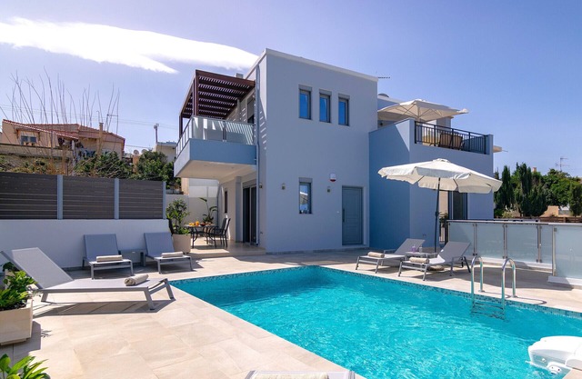 Bessie's dream villa,private pool,near amenities