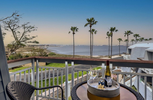 Best beach and bay views in a beautiful and cozy townhome in the Cays