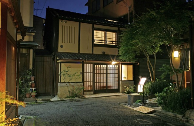 BEST GION LOCATION, ELEGANT, FULLY REMODELED TRADITIONAL TOWNHOUSE