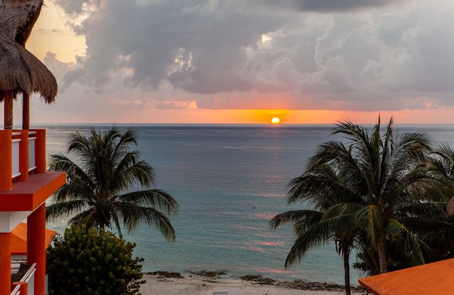 BEST IN PARADISE! NEWLY REMODELED PENTHOUSE WITH PRIVATE ROOFTOP TERRACE!