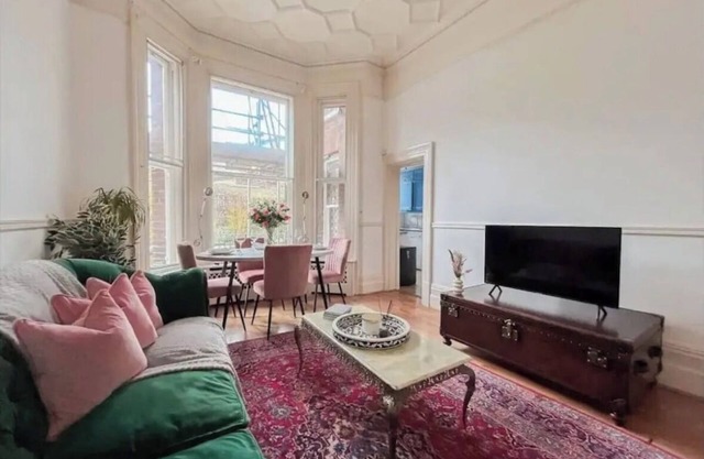 BEST location, chic private suite in large flat