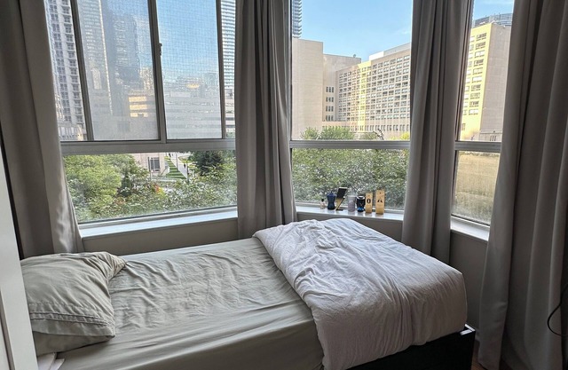 Best Location in Downtown- Walking to Eaton Centre, 10 Mins to Union Station