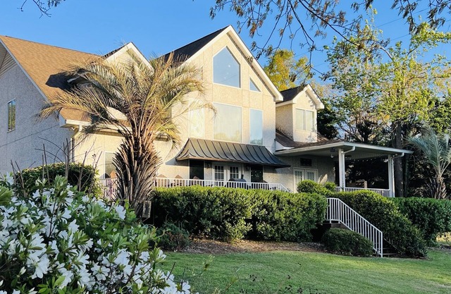 BEST Location, Luxury, Spacious, Kayaks, Fire Pit, Dock! Each BR HAS A BATHROOM!