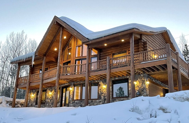 Best Mtn/Lake views! Lodge on esteemed Lakeside Drive! Hot tub! Fido friendly!