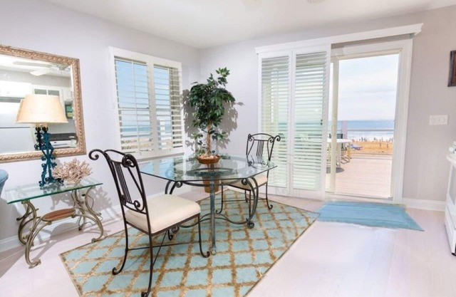 BEST on the Boardwalk this Studio sleeps 4 and has great Smart TV& PARKING