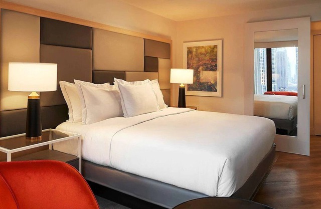 Best Place to Stay in Chicago! 4 Comfortable Units, Outdoor Pool, Parking