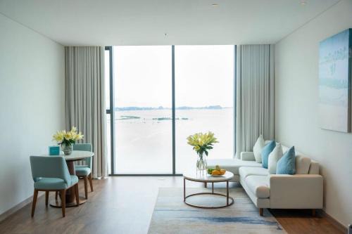 Best room at À La Carte Ha Long sea view high floor