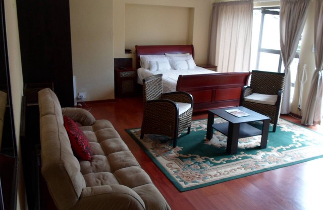 Best Value- Large Modern Studio in Upmarket Area with Guest Services