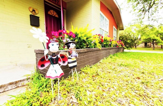 BEST Value, Quiet,Safe & Specious 3 Bed/2 Bath, Everything Nearby, Airport 5 Min